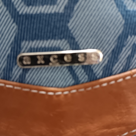 Access from Liz Claiborne Shoulder Bag - Picture 2 of 9